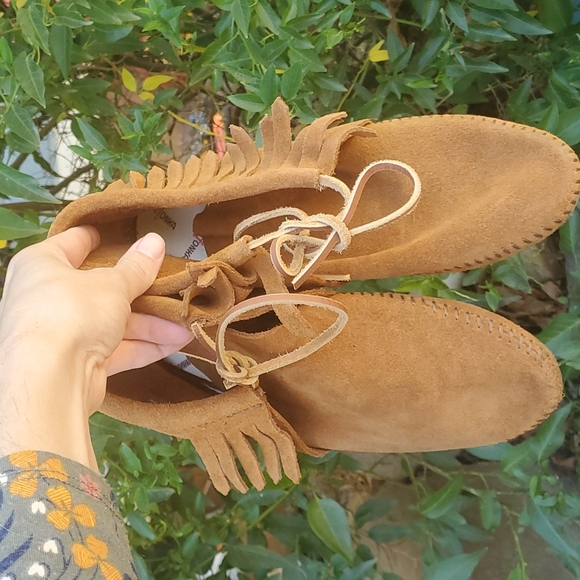 Minnetonka Moccasins 8.5 - Picture 3 of 9
